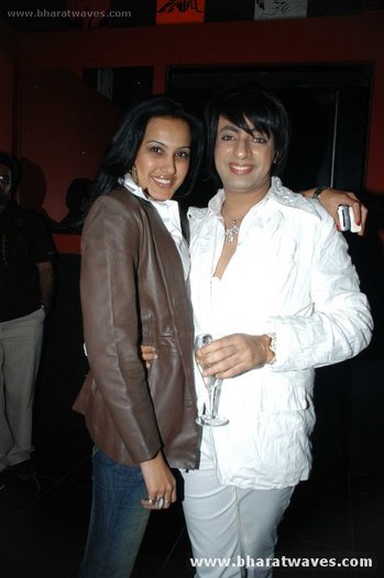 KAMYA PUNJABI AND ROHIT VARMA - A TA PENTRU TOTDEAUNA-Kamya Punjabi-Sindoora