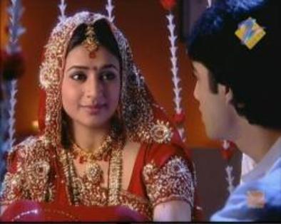 RQOFUURHNMVFQVLWLHA - Divyanka Tripathi