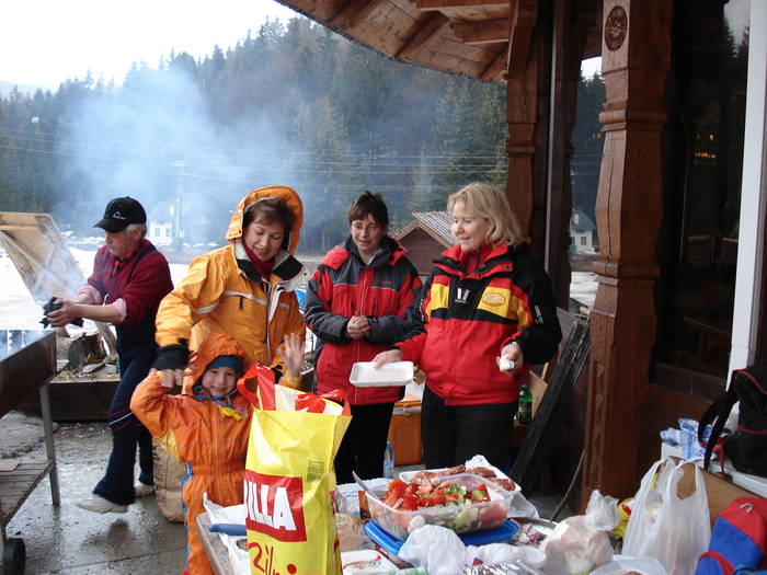 DSC00644; Inchidere sezon ski 2008 la Cavnic in aprilie. La un gratar
