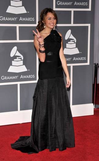 0000527664-84414L - Miley Cyrus in rochie neagra