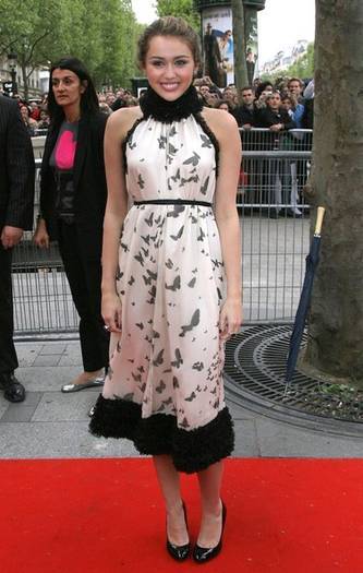 CQCAEIISXUWNOTUNLZK - Miley Cyrus in rochie alba