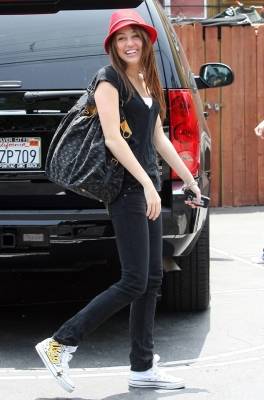 Miley e inca in parcare