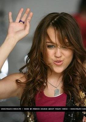 CWWODQEYIBCOZGOESEW[1] - miley cyrus-7 things