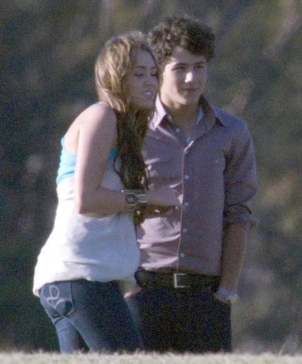 EEUORWJHJEAGFKIEMHJ - Nick and Miley