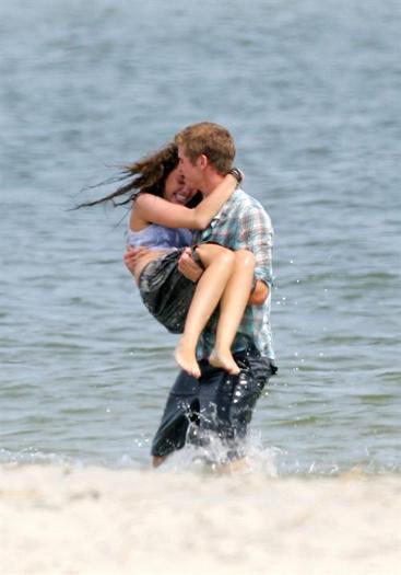 Miley_Cyrus_shares_6d19[1] - Miley Cyrus Kissing Liam Hemsworth