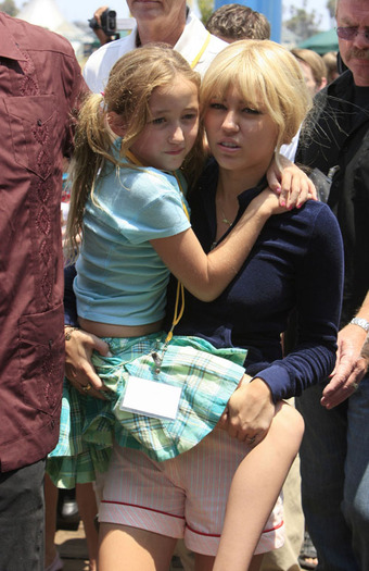 miley-cyrus-hannah-7158-5[1] - Miley Cyrus and Noah Cyrus