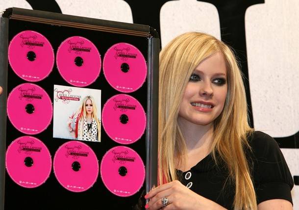647456 - AVRIL LAVIGNE