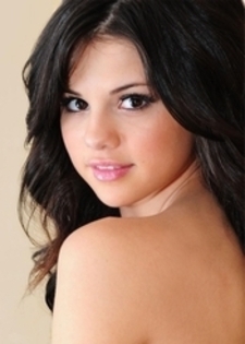 YYHGKUHIHNZVTSTDORL - pictures Selena Gomez