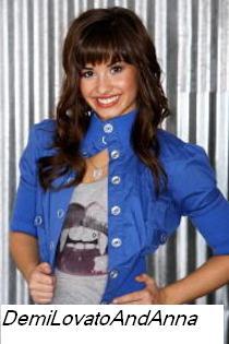 2 - Demi Lovato - Intr-o costumatie albastra gri si negru