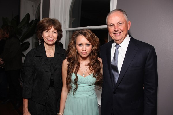 miley-cyrus_COM-disneypregoldenglobesparty-2009jan10-013