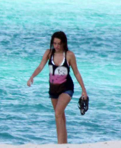 b3581100de515-07 - Miley in bahamas
