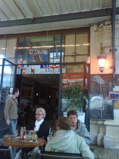 vine baiatul - ApiMondia