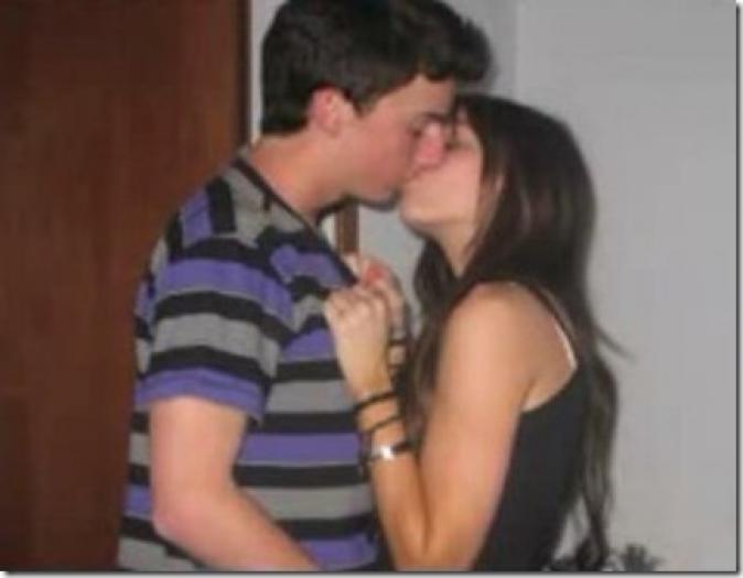 Miley_Cyrus_Thomas_Sturges_Kissing_Photo[3][1]