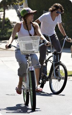 mileycyrusysushermanosenbicicletafotos2[1] - miley pe bicicleta