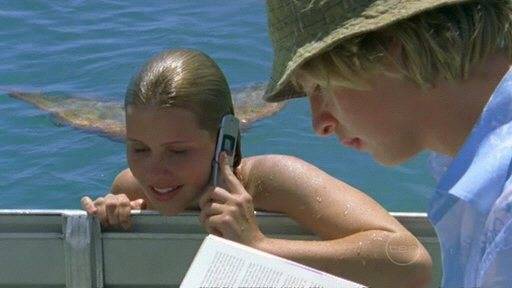 emma vorbeste la telefon - H2O