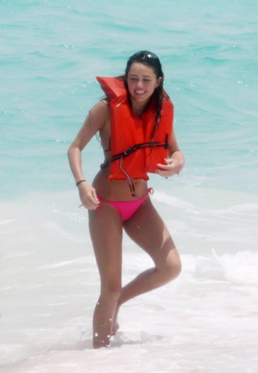 miley-cyrus-bahamas-17 - 0-MILEY BEACH