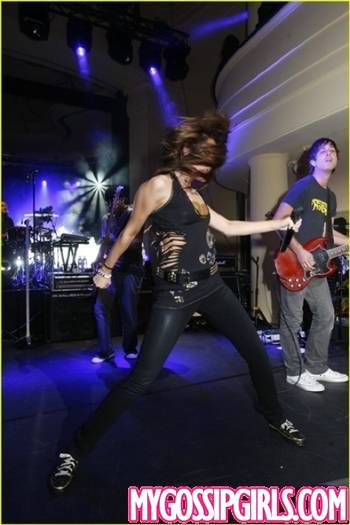 00004-miley-cyrus-visits-berlin