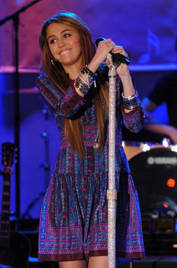 Miley+Cyrus+Performs+ABC+Good+Morning+America+RU_cZiuaRSil[1] - Miley Cyrus Performs on Good Morning America