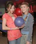 thumb_028 - miley si emily la bowling