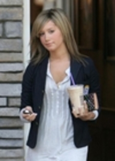 thumb_009%7E1 - ASHLEY TISDALE 9 SEPTEMBRIE 2008