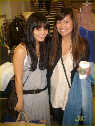 2v11a4g - Vanessa Hudgens is Aritzia Amazing