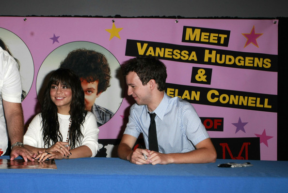 Vanessa+Hudgens+Signing+Autographs+Philadelphia+Xhq8z7LIeDGl
