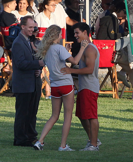 Taylor+Lautner+Flips+Taylor+Swift+p2ZERQgecggl