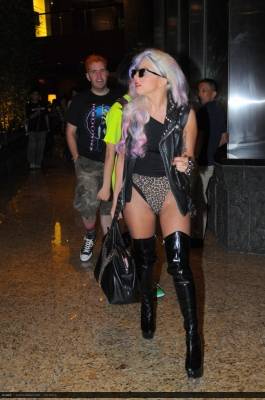 catzi faniiiiii - lady Gaga steps out in Japan