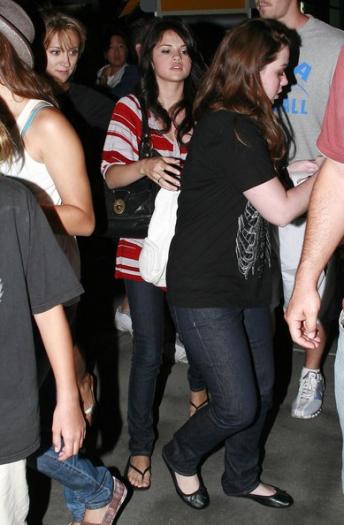 Selena Gomez Friends Out Movies btVdfn20gWLl