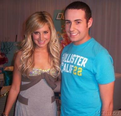 001 - ASHLEY TISDALE POZE RARE