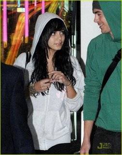 zac-efron-vanessa-hudgens-hoodies-07 - hsm1 2 3