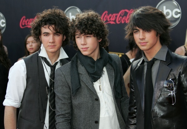 LICCSYFOJRDSZVZXYJM - Jonas Brothers