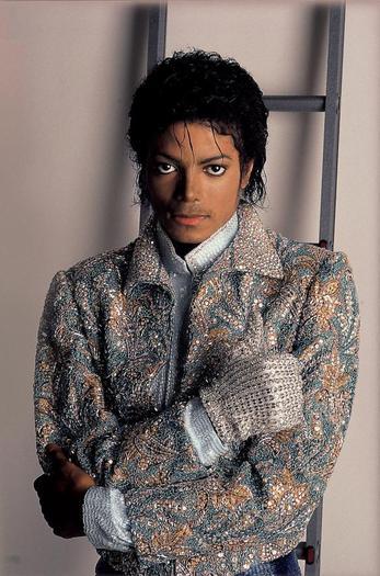 MRCGVSCKIBBEDBTEZDR - Poze Michael Jackson imbracat in uniforme