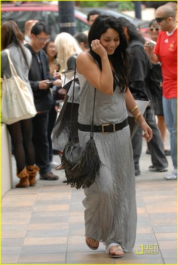 2uqp3s0 - Vanessa Hudgens is Aritzia Amazing