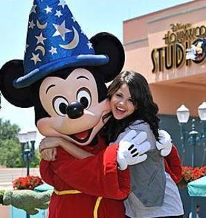 selena-gomez-mickey-mouse_277x293