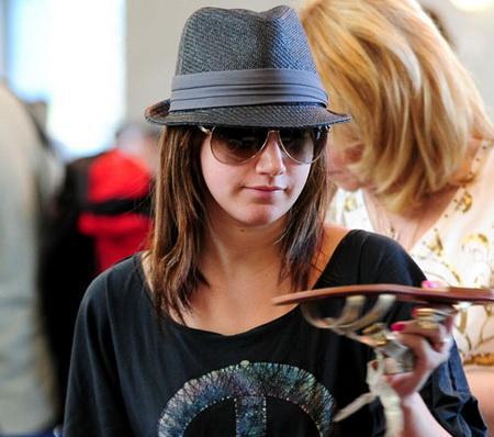 ashley-tisdale-partenza-lax-01 - ASHLEY TISDALE