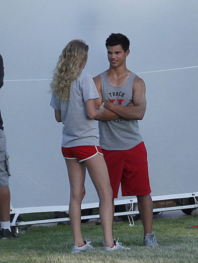 Taylor+Lautner+Flips+Taylor+Swift+YX-Z_ijcyMJl