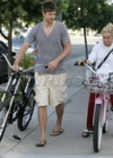 thumb_012 - ASHLEY TISDALE SI SCOOT SPEER 27 OCTOMBRIE 2009