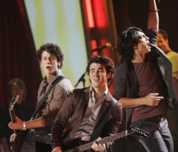 jonas-brothers-dancing-with-the-stars-1