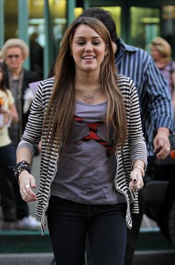 fp_1858566_exclusive_miley_cyrus_performs_live_acoustic_set_for_fans.0.0.0x0.460x693[1] - poze noi hannah montana