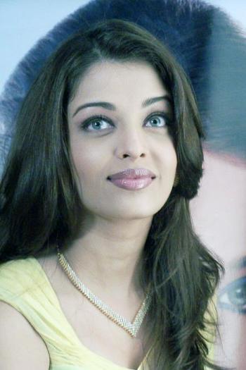 Aishwarya_Rai_in_studio_M6TLTC