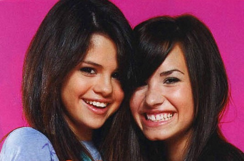 HGCYUDYZWEVQIKBZZXO - Selena Gomez si Demi Lovato