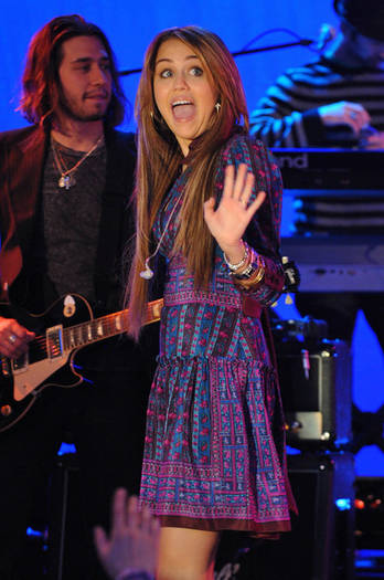 Miley+Cyrus+Performs+ABC+Good+Morning+America+5hXd45G_yexl[1] - Miley Cyrus Performs on Good Morning America