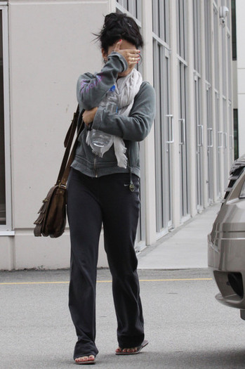 Hudgens+is+shy+_eZpSDFGNg8l