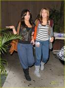 FHOJNWUEVRQQFZWSHER - miley and demi