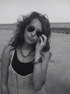 XKYCBGLTQIGICBNUUUX - Miley Cyrus pe plaja