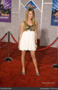 KQRKIZVVTQUZVUSESFE - ASHLEY TISDALE LA PREMIEREA FILMULUI HANNAH MONTANA