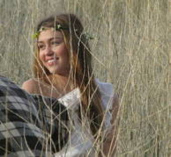 miley in iarba - Miley Cyrus