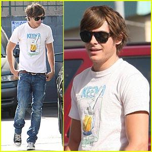 zac-efron-audi-gas-station - poze rare cu zac efron