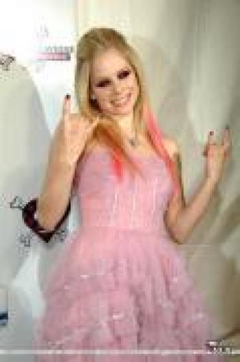 JMHOZIRMBRKSKYXXWGW - alte poze cu avril lavigne